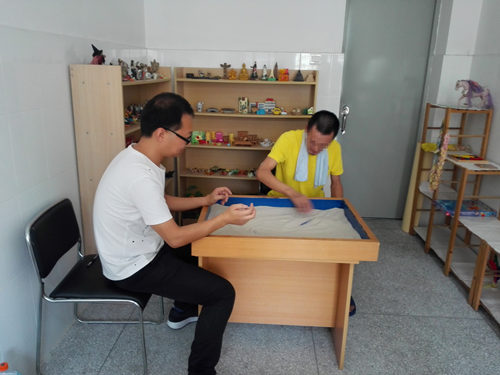 采用沙盘治疗方法为受助人员提供服务 - 副本.jpg