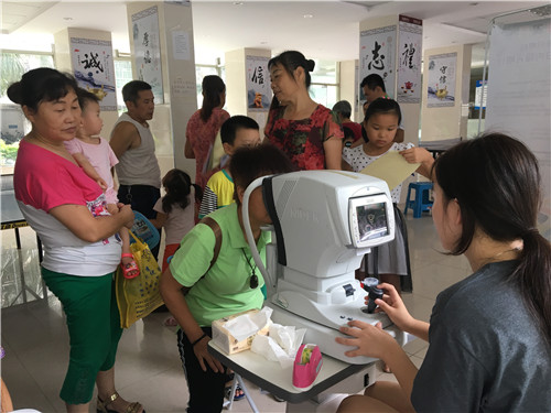2.医生为居民进行视力检查.jpg