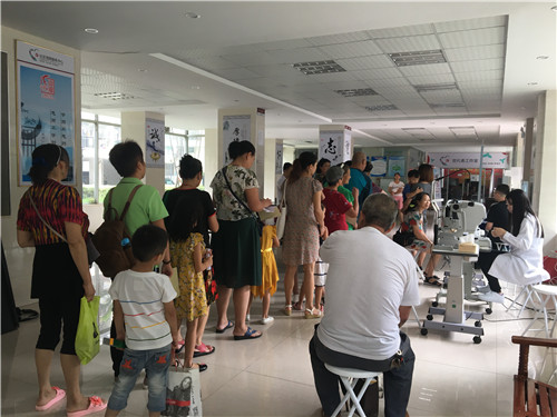 3.排队检测视力.jpg