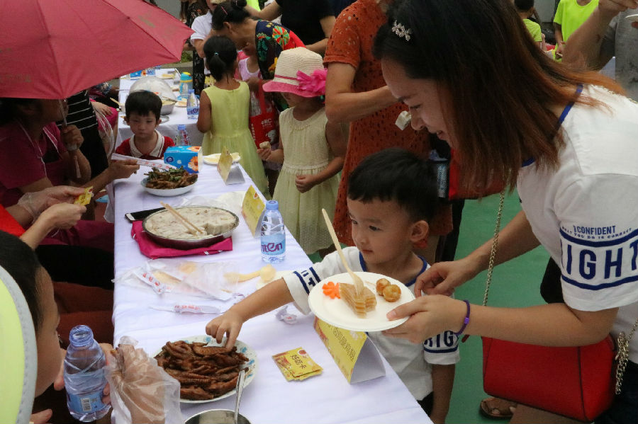 小朋友也参与品尝评选美食.jpg