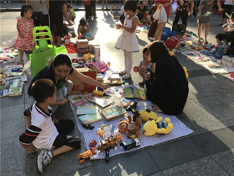 5.跳蚤市场摆摊中.jpg