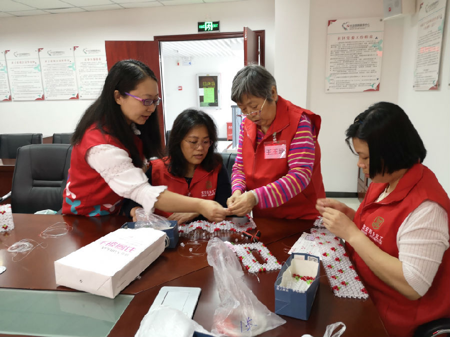 3.义工相互交流串珠经验.jpg