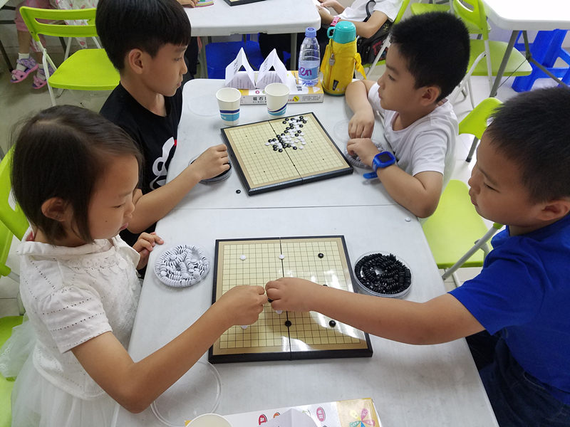 1.小朋友在下棋对弈.jpg