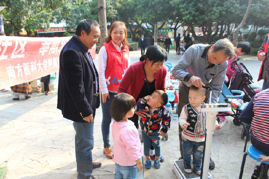 02.爷爷奶奶忙着给孙子量身高体重.jpg