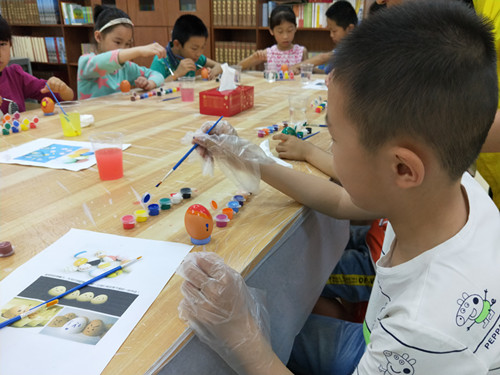 20180422白石厦社区党群服务中心青少年diy彩绘活动——认真制作.jpg