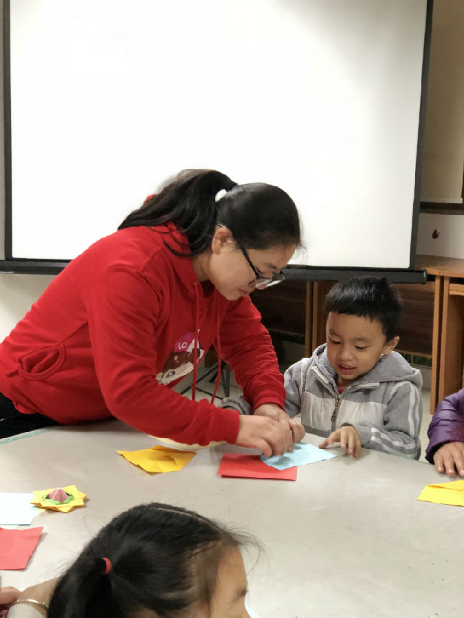 2018.1.13“旋转小陀螺”手工制作活动,社区达人一对一指导.jpg