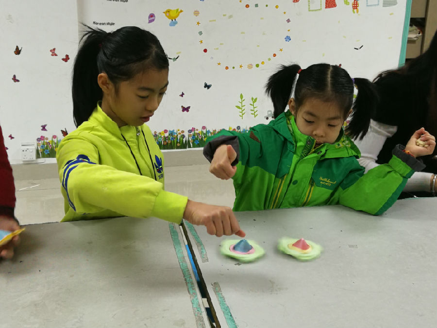 2018.1.13“旋转小陀螺”手工制作活动,陀螺比赛2.jpg