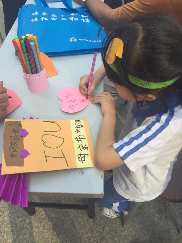2017.05.11固戍“感恩,母亲,每一天”母亲节主题活动 女孩专心致志的为母亲写祝福语.jpg
