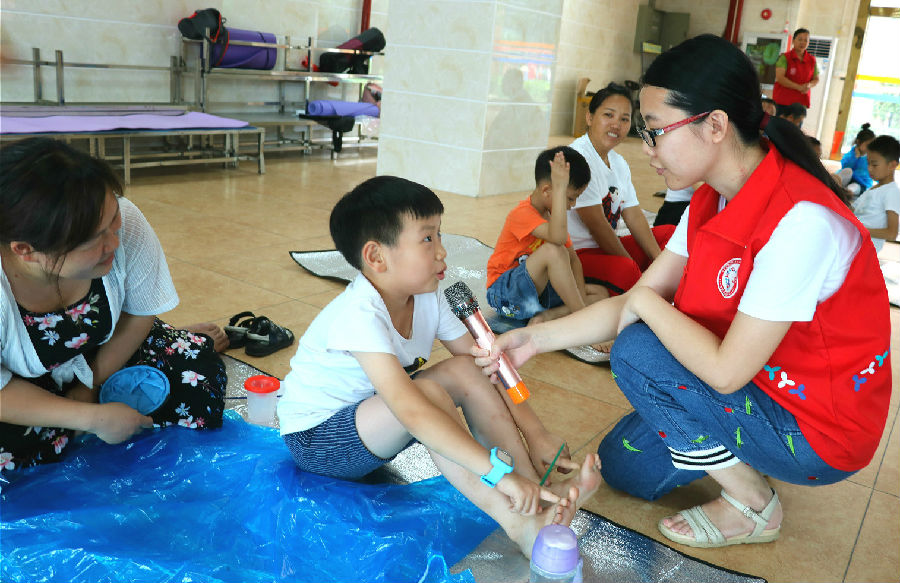 20180602“绘心一夏”亲子T恤涂鸦活动 1.孩子分享暑假难忘回忆.jpg