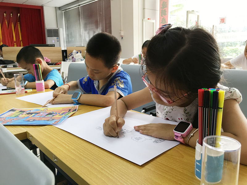 20170701白石厦“绘”制安全社区——儿童安全绘画活动-孩子专心绘画1.jpg