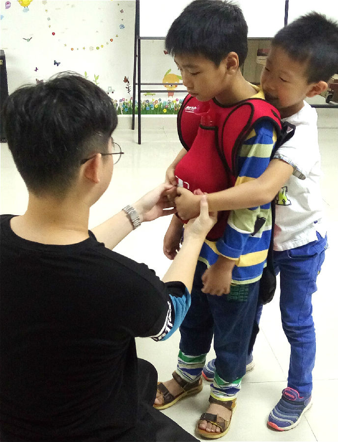 20171104.45 固戍“应急有绝招”亲子安全知识课堂活动 2.救助员指导孩子进行演练.jpg