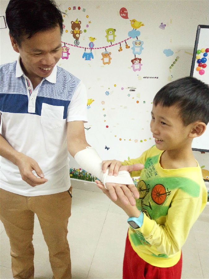 20171104.45 固戍“应急有绝招”亲子安全知识课堂活动 5.孩子为爸爸包扎.jpg