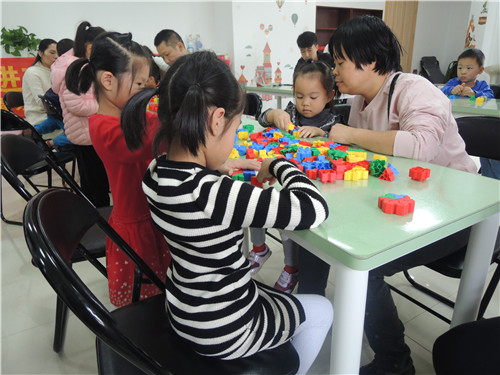 1、家长与孩子进行拼积木2.jpg
