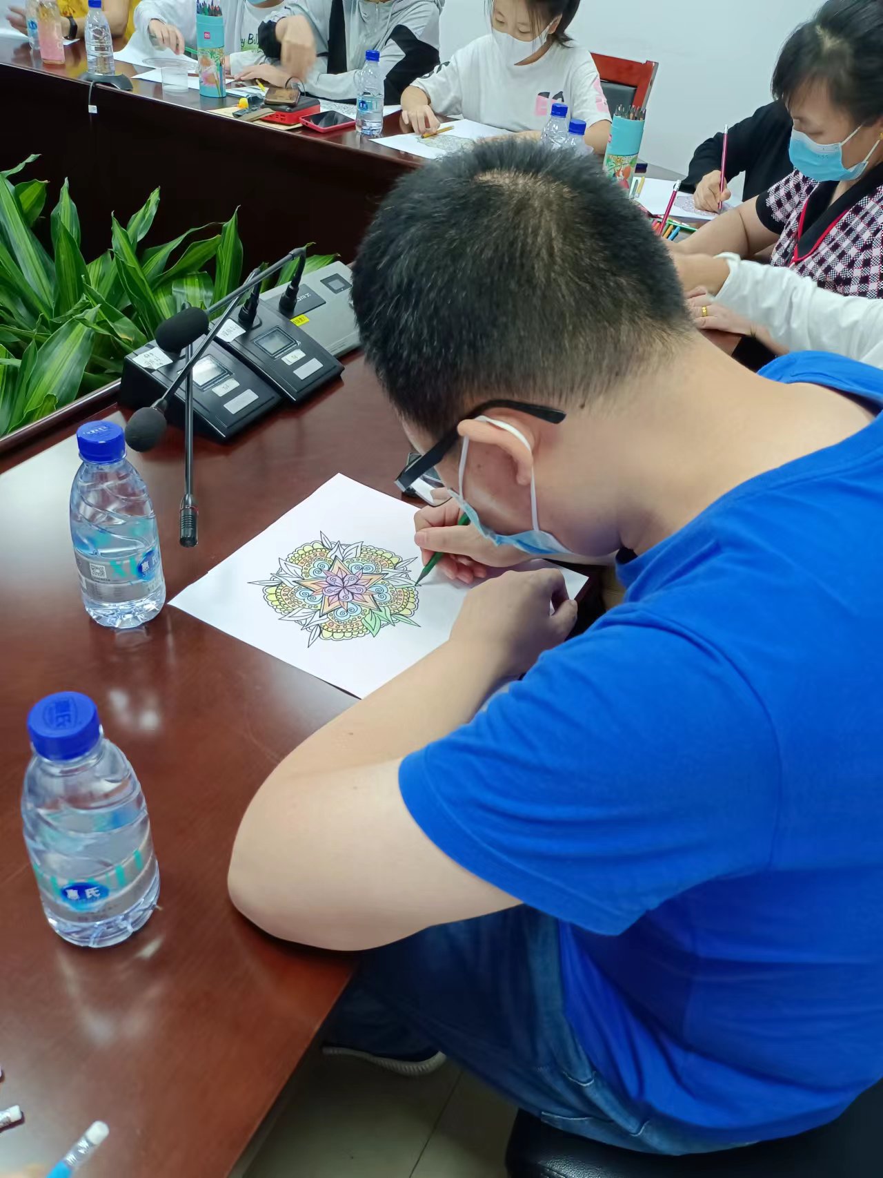 参加者在进行绘画.jpg 参加者在进行绘画.jpg